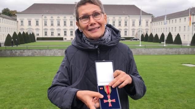"Irrsinnig Menschlich e.V."-Gründerin Dr. Manuela Richter-Werling mit Bundesverdienstkreuz am Bande