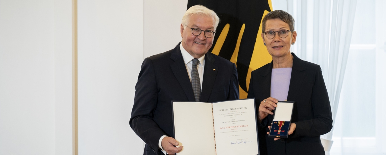 Bundespräsident Frank-Walter Steinmeier bei der Verleihung der Verdienstorden der Bundesrepublik Deutschland zum Tag der Deutschen Einheit unter dem Motto ‚Bildung und Zusammenhalt fördern, Demokratie stärken‘ im Schloss Bellevue, Manuela Richter-Werling