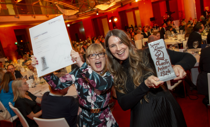 Irrsinnig Menschlich e.V. erhält den 1. Preis beim Springer Medizin Charity Award 2024: v.l.n.r. Caroline Lyle und Nora Lucaciu aus der Geschäftsführung. © Springer Medizin Verlag GmbH